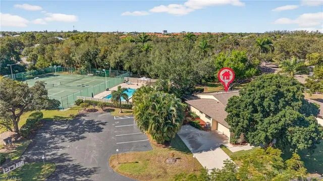 a view of a house with backyard and garden