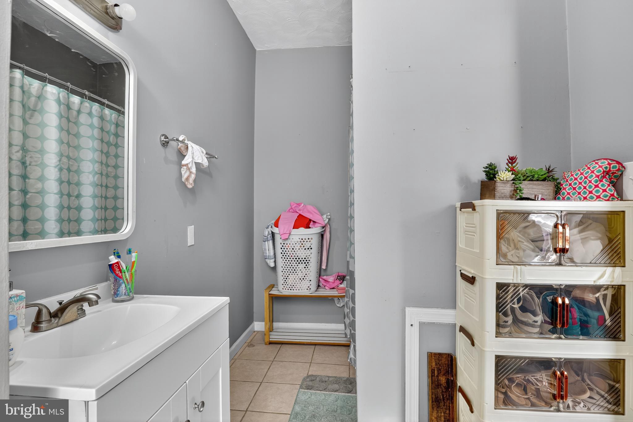 1259 North 10th Street Reading, PA 19604 - Photo 22 of 36 a bathroom with a tub sink and a mirror