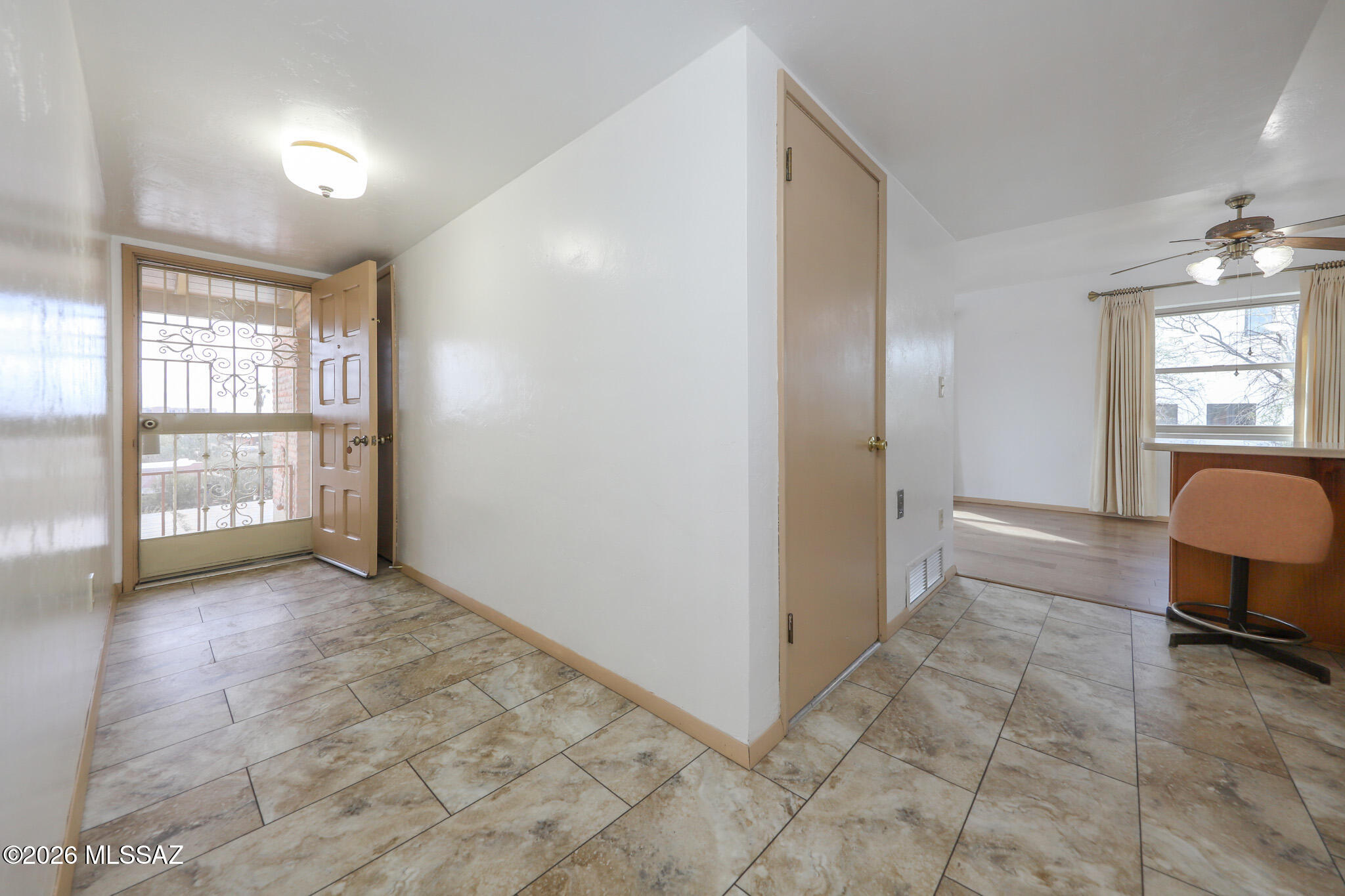 37 North Silverbell Road Tucson, AZ 85745 - Photo 7 of 31 an empty room with windows and cabinet