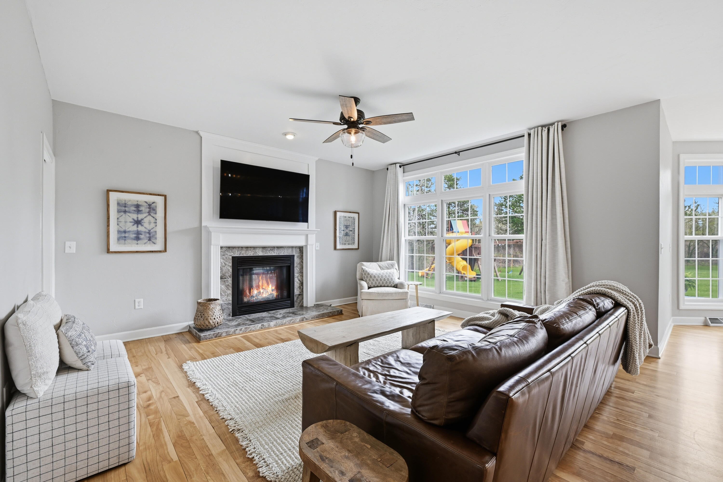 W223N3589 Ridgeside Court Pewaukee, WI 53072 - Photo 12 of 42 Living Room