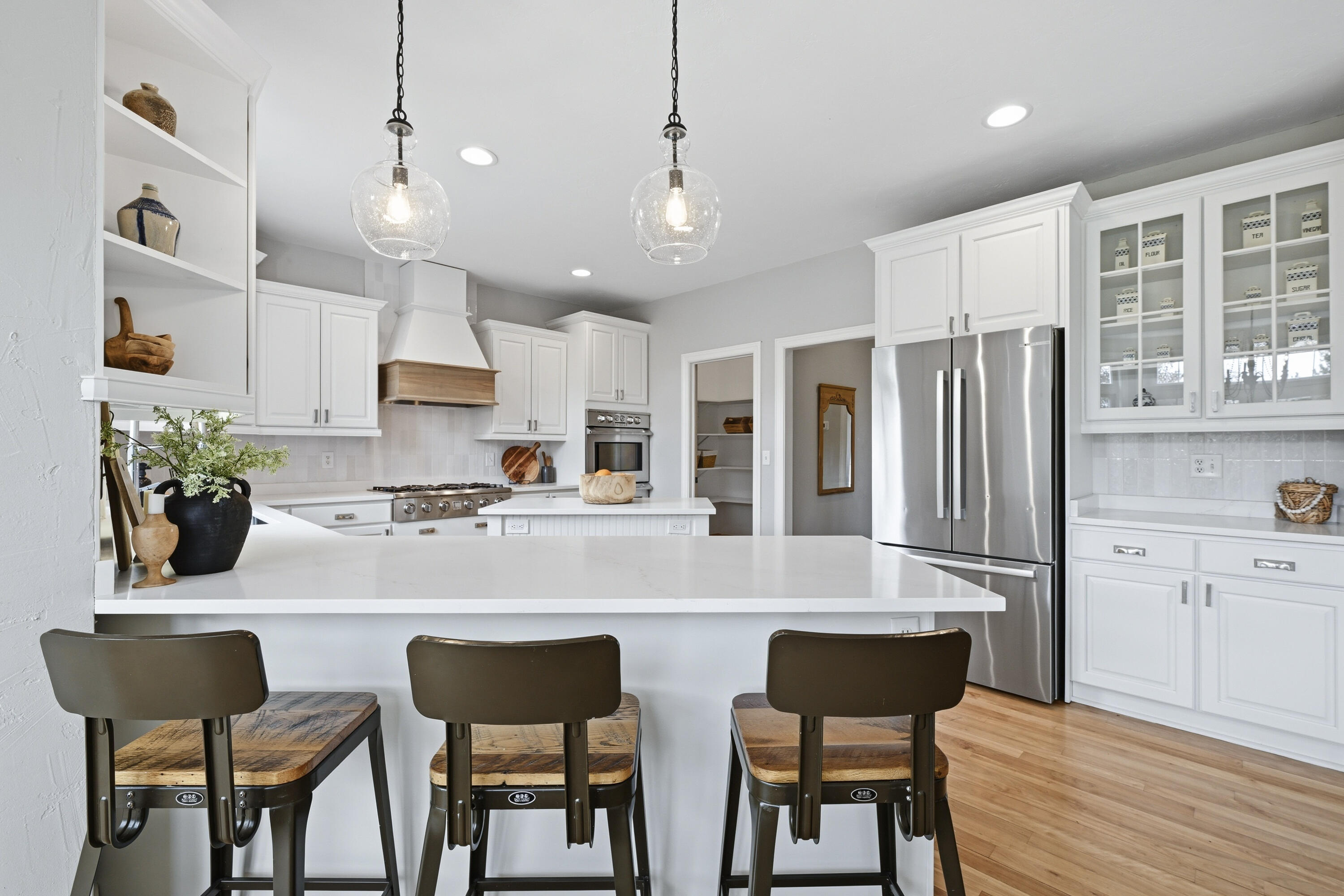 W223N3589 Ridgeside Court Pewaukee, WI 53072 - Photo 16 of 42 Kitchen