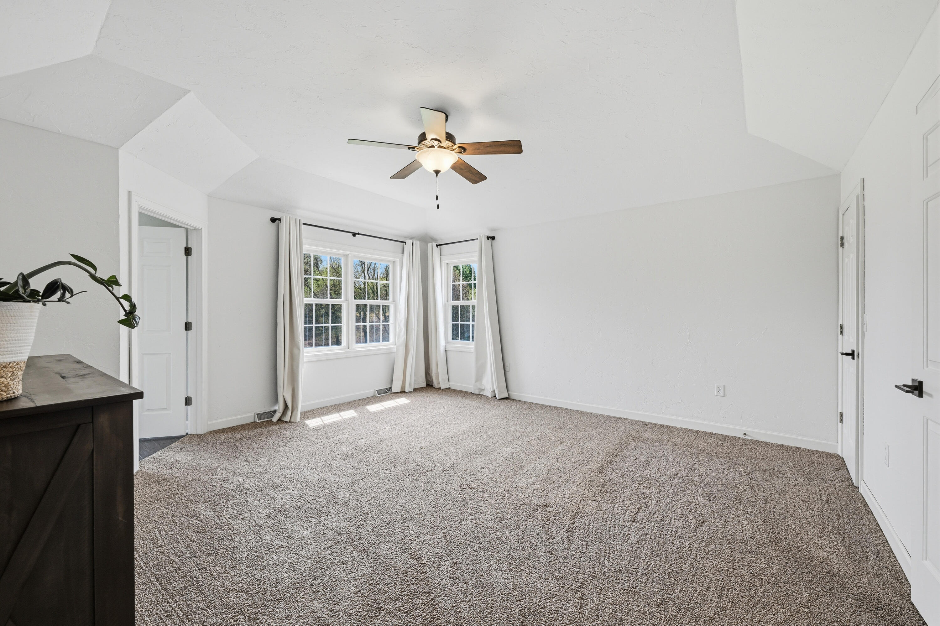 W223N3589 Ridgeside Court Pewaukee, WI 53072 - Photo 25 of 42 Double Closet!