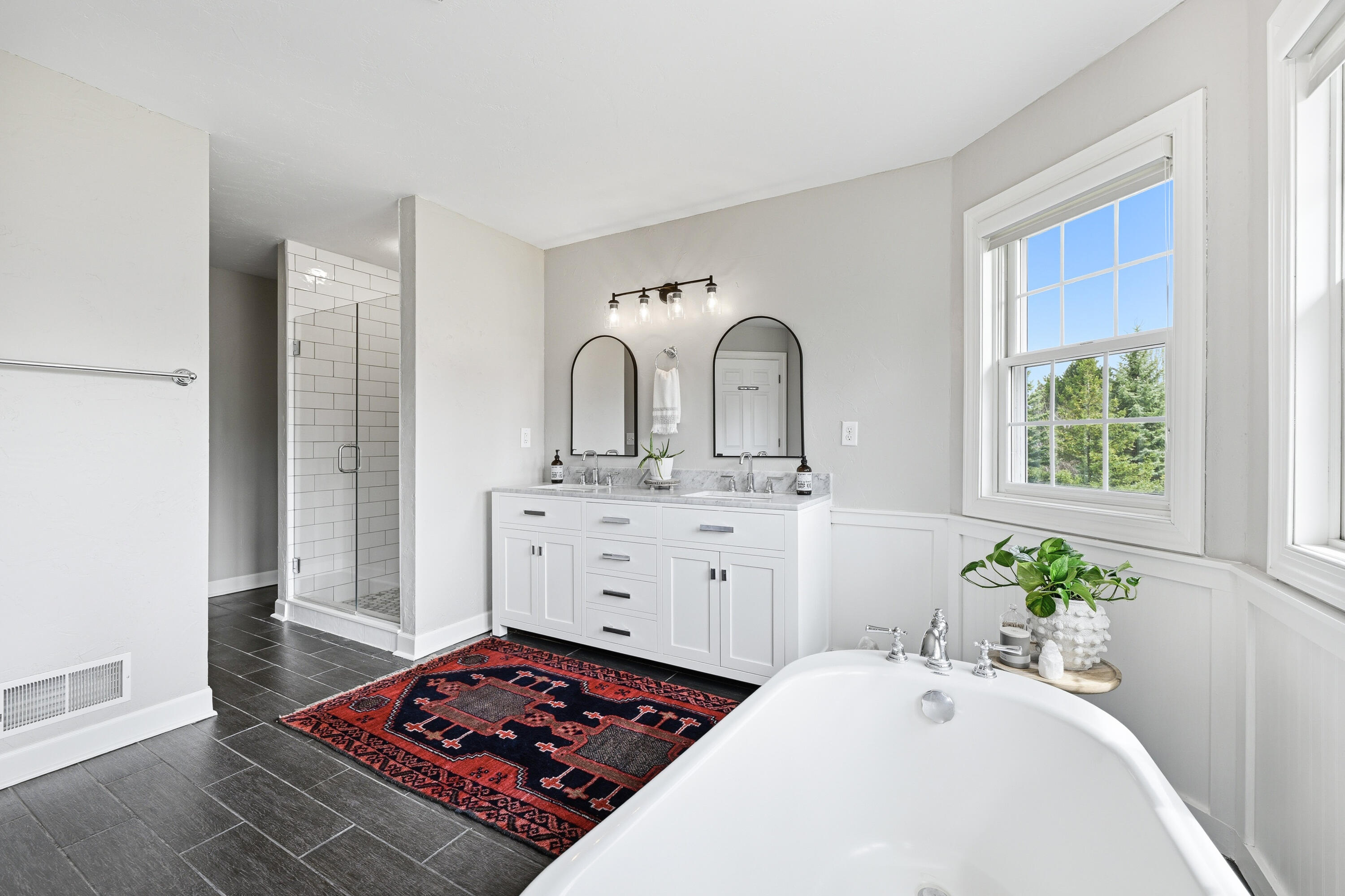 W223N3589 Ridgeside Court Pewaukee, WI 53072 - Photo 26 of 42 Soaking Tub, Double Vanity