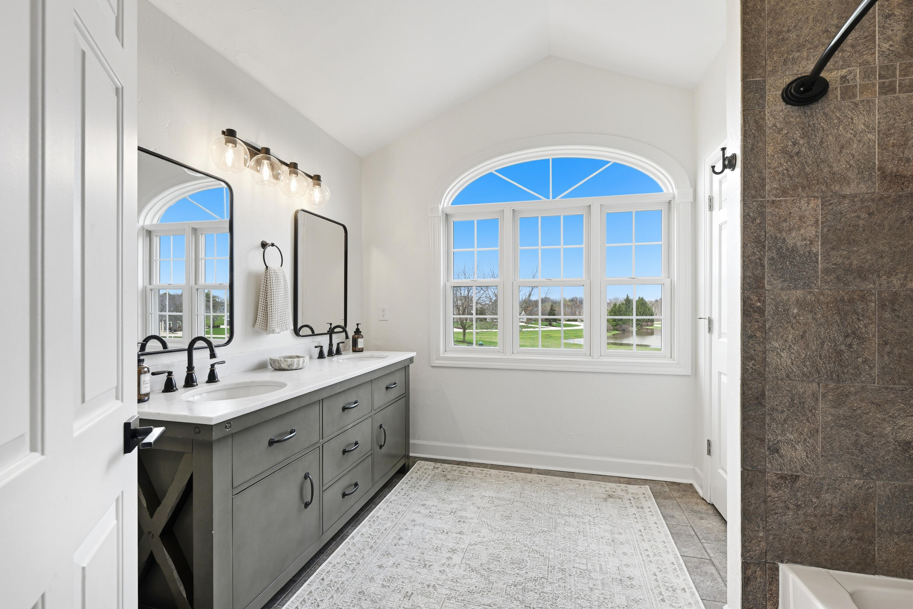 W223N3589 Ridgeside Court Pewaukee, WI 53072 - Photo 29 of 42 Huge space, double vanity, tiled surround