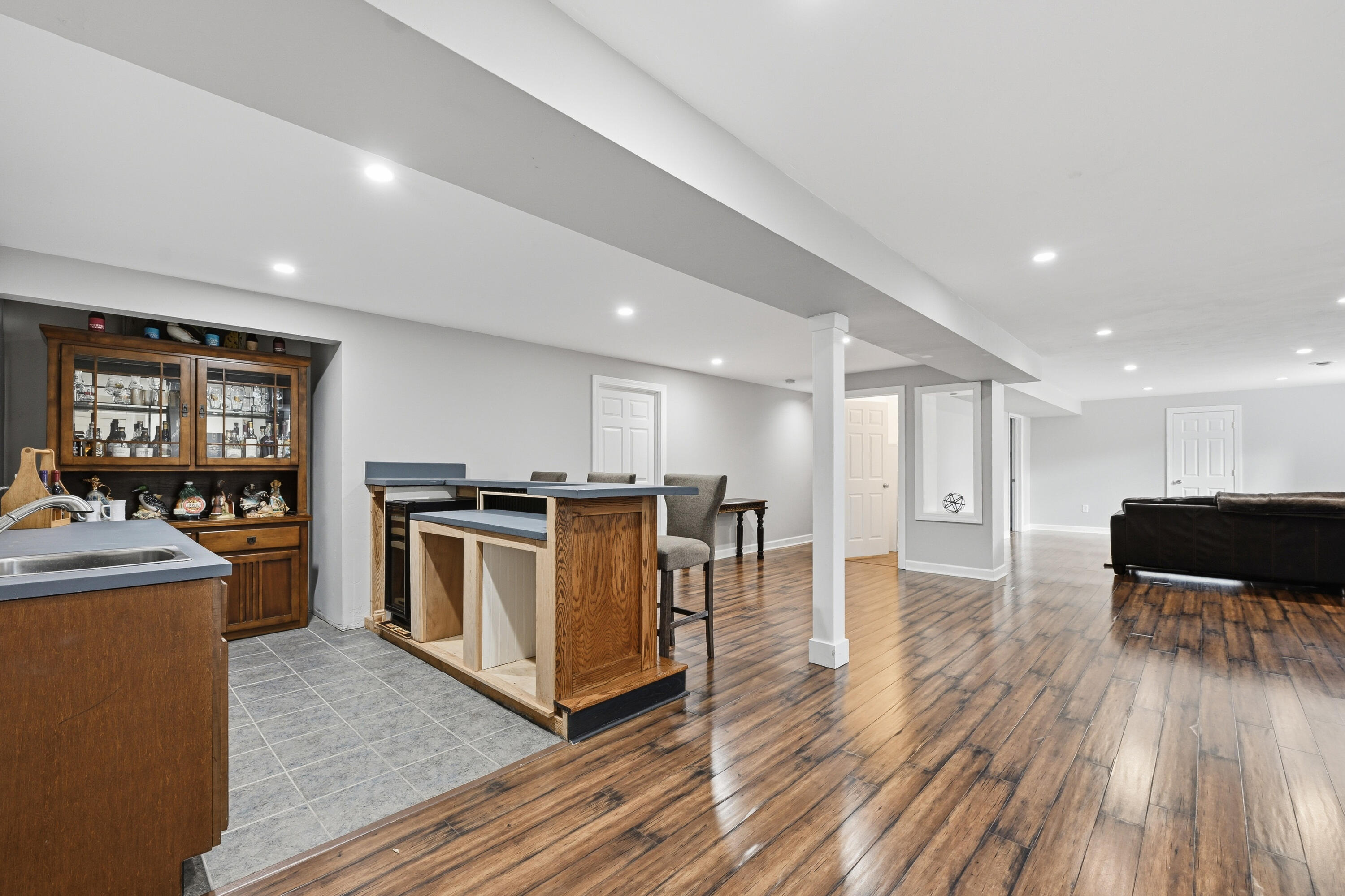 W223N3589 Ridgeside Court Pewaukee, WI 53072 - Photo 34 of 42 Wet bar