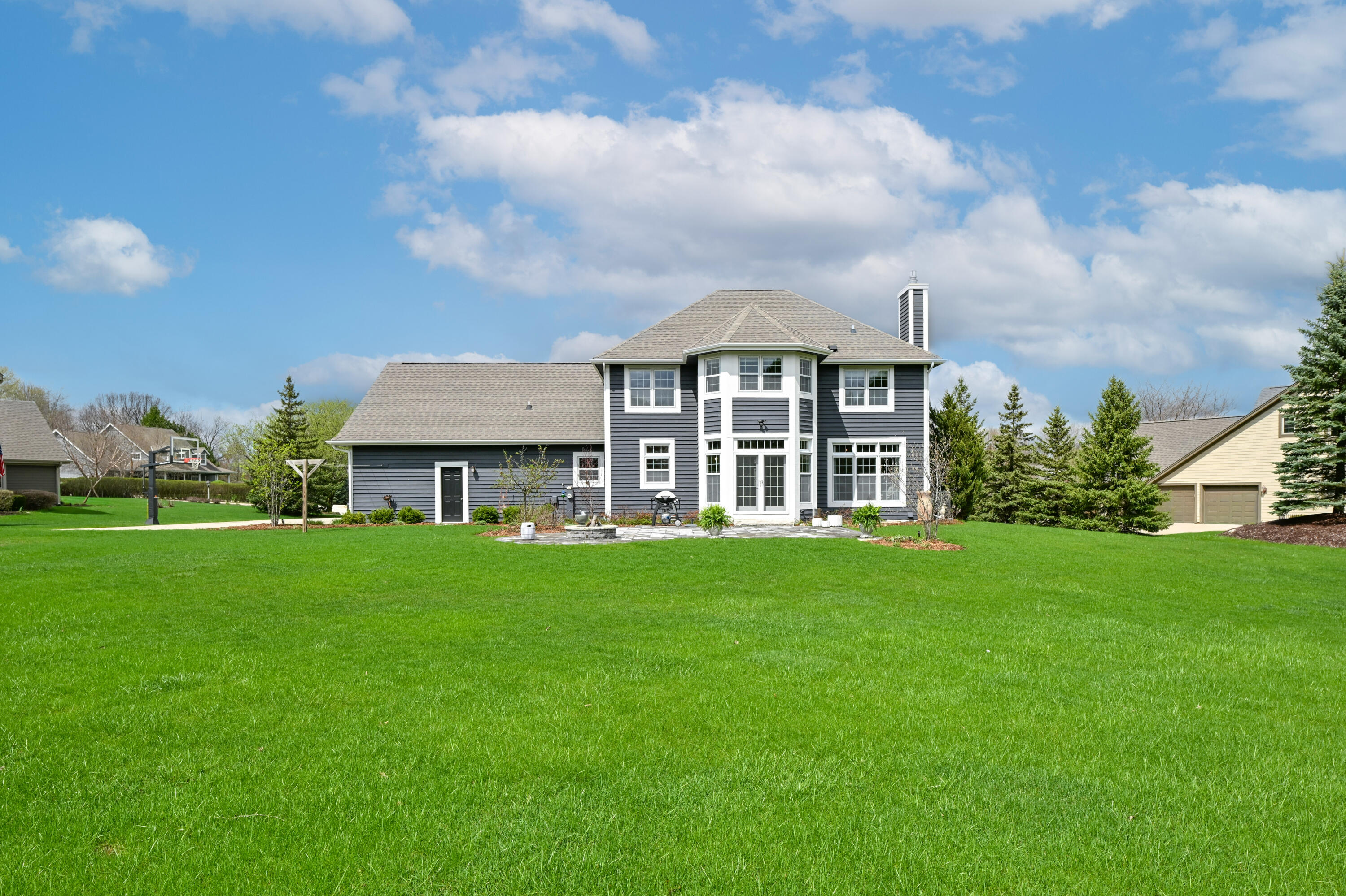W223N3589 Ridgeside Court Pewaukee, WI 53072 - Photo 4 of 42 Huge flat yard!