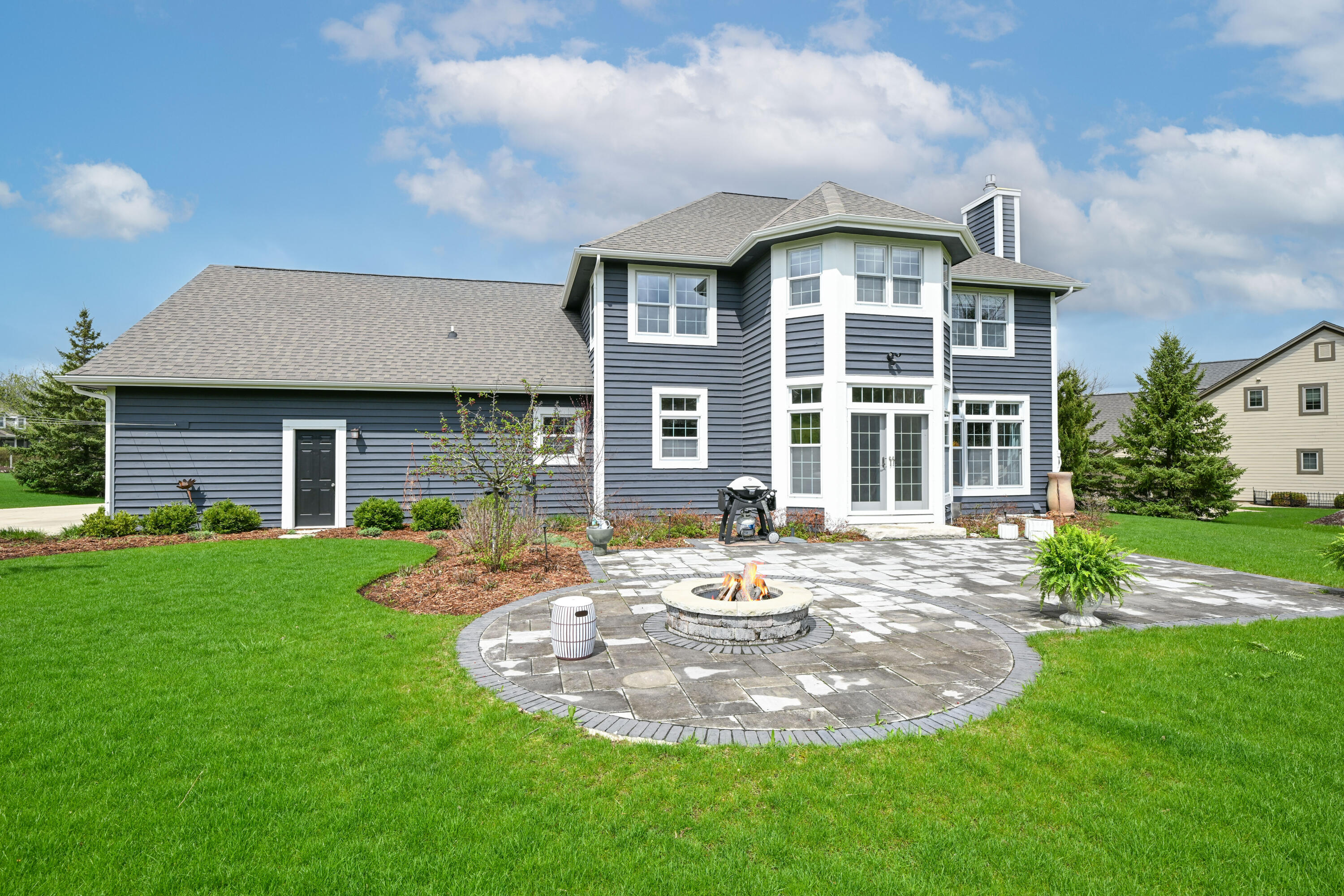 W223N3589 Ridgeside Court Pewaukee, WI 53072 - Photo 5 of 42 Huge patio redone in 2021!