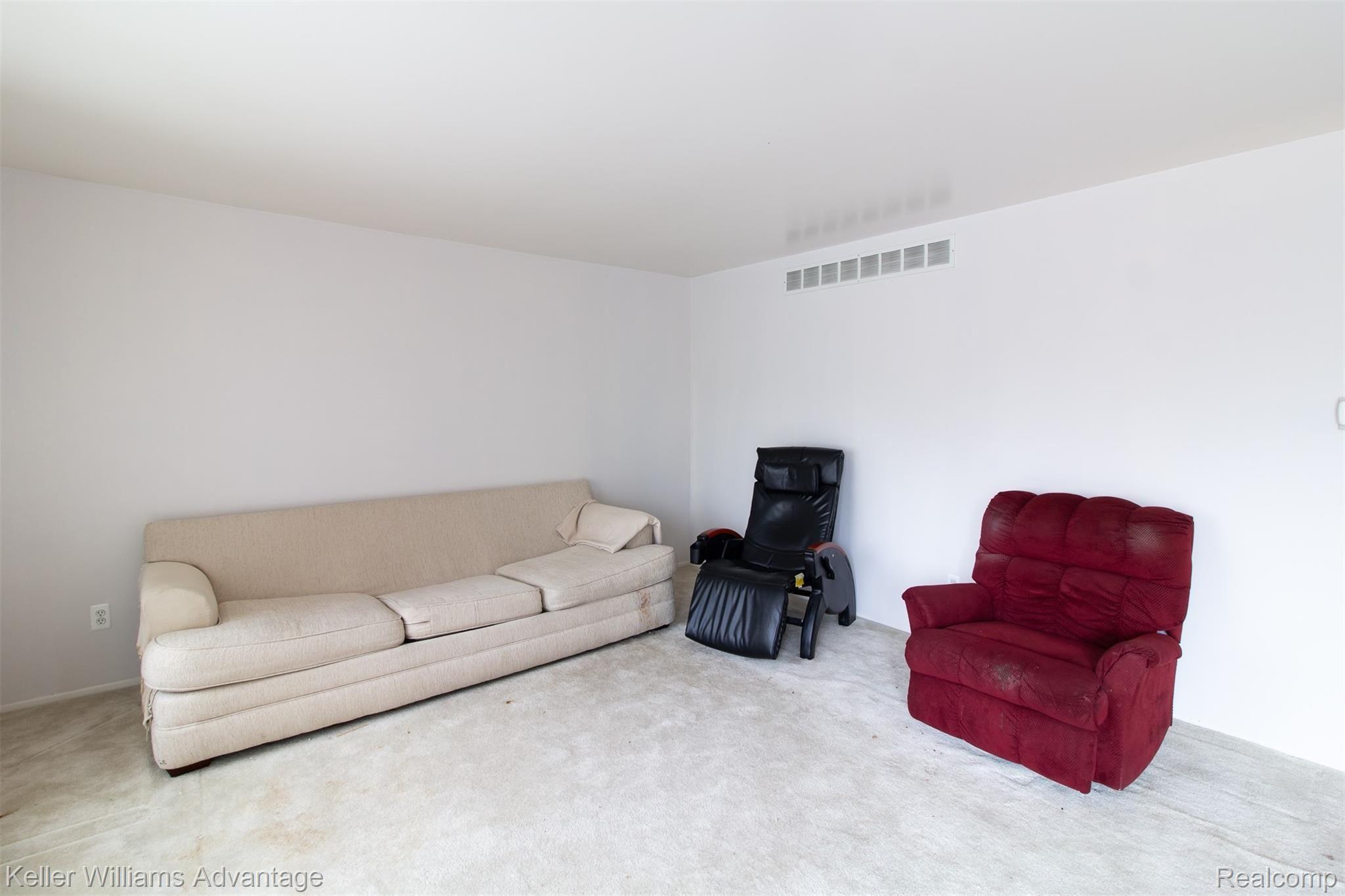 GreenhillRd_24861_Living_02.jpg