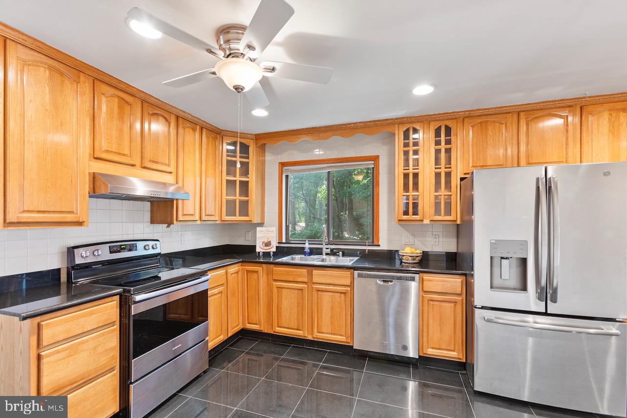 1404 Wolftrap Run Road Vienna, VA 22182 - Photo 5 of 33 Gallery Image 5