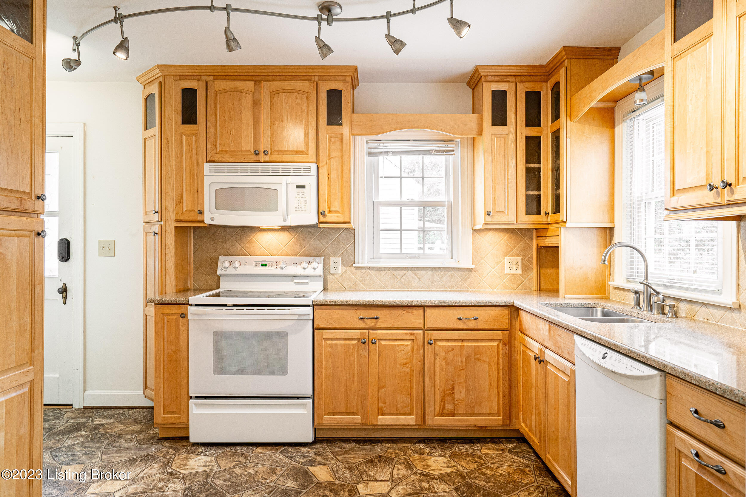 4020 Gloucester Road Louisville, KY 40207 - Photo 12 of 46 4020 Gloucester Rd-19