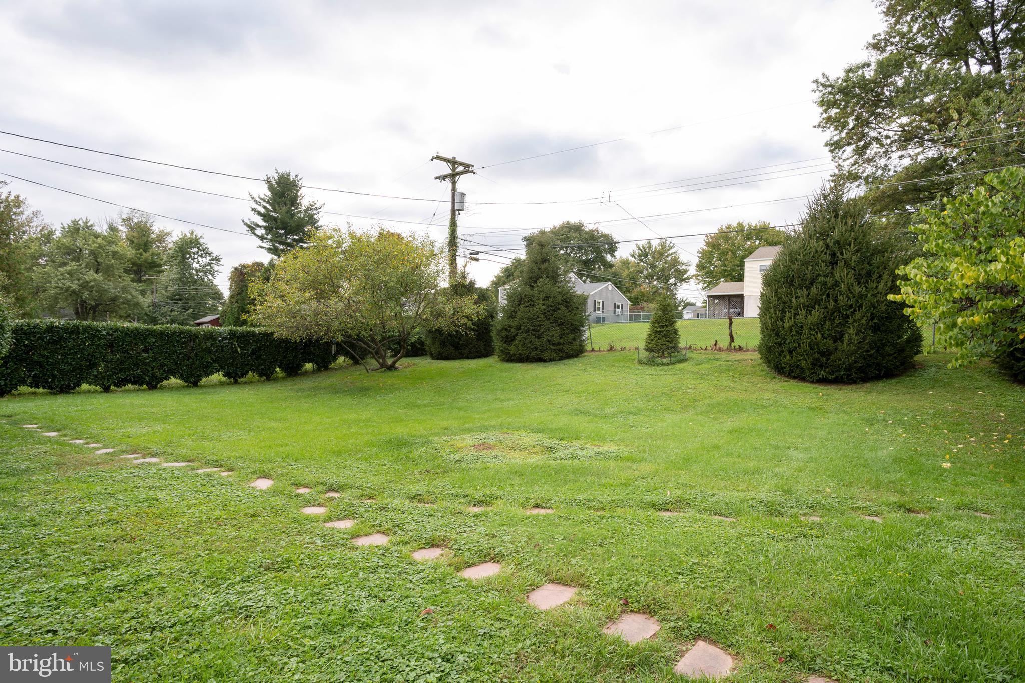 113 Brant Road Norristown, PA 19403 - Photo 34 of 34 Large Back Yard