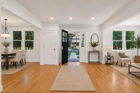 $1,495,000 | 118 Willow Street, Roslyn Heights, NY 11577