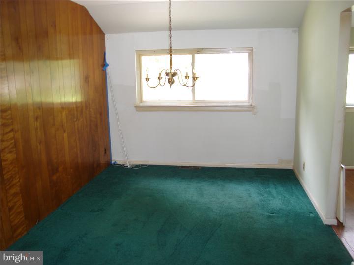 935 Chesterfield Road Barrington, NJ 08033 - Photo 2 of 11 Dining Room