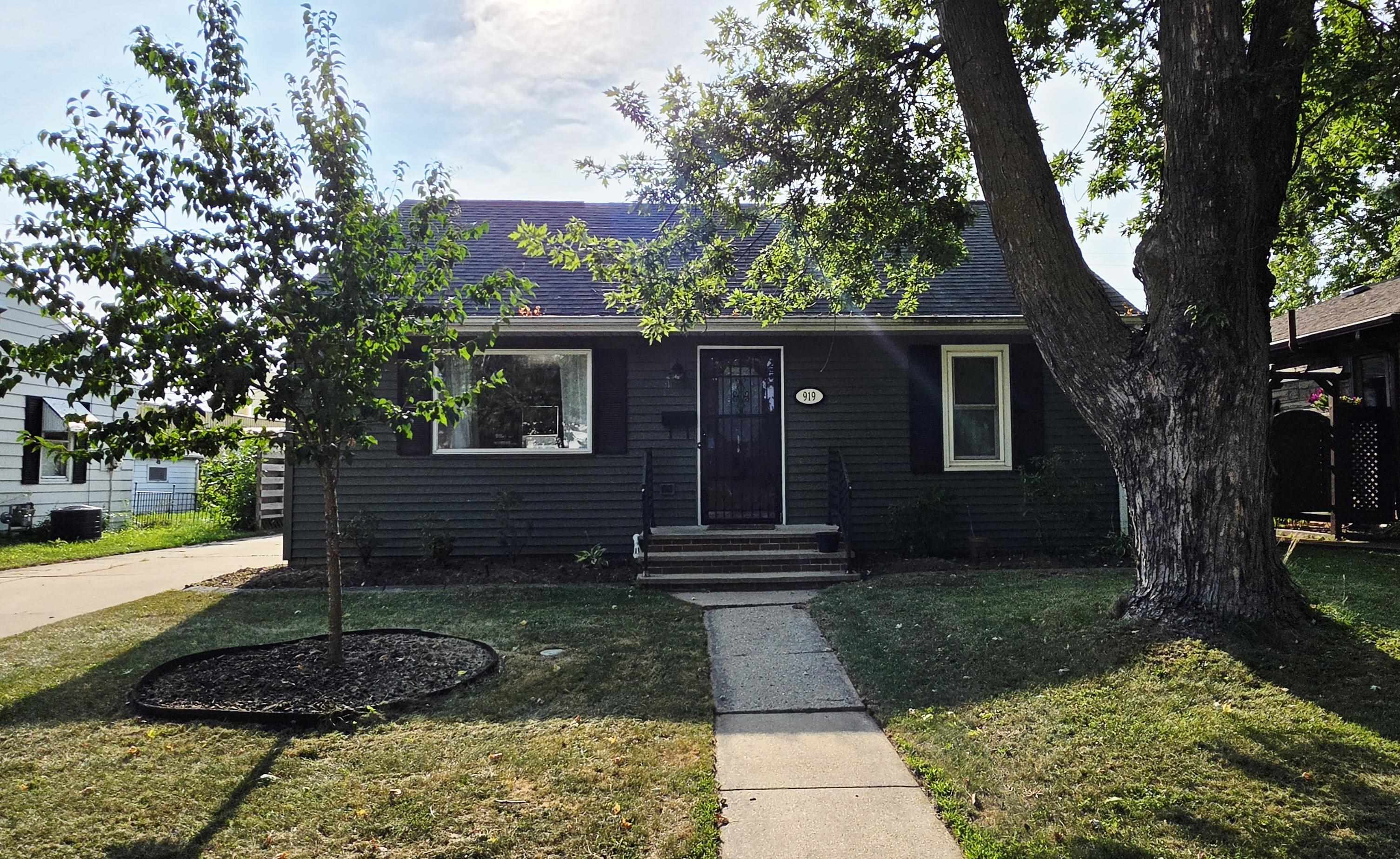 919 North Sharon Street Appleton, WI 54914 - Photo 1 of 29 Gallery Image 1