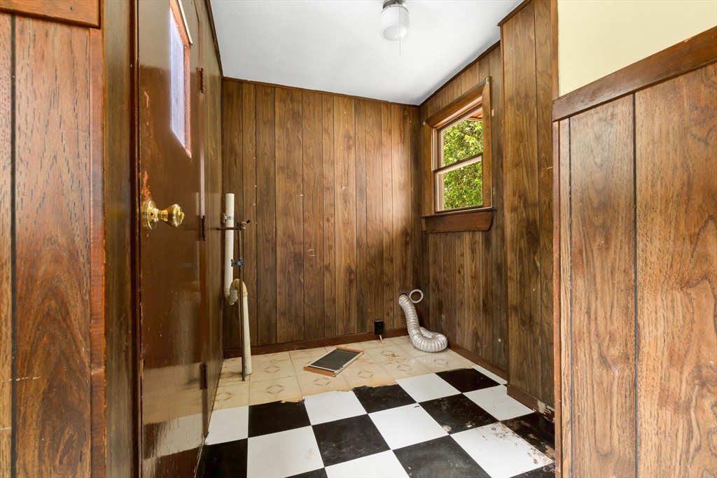 71 Union Street Hamilton, MA 01982 - Photo 10 of 21 a view of a entryway