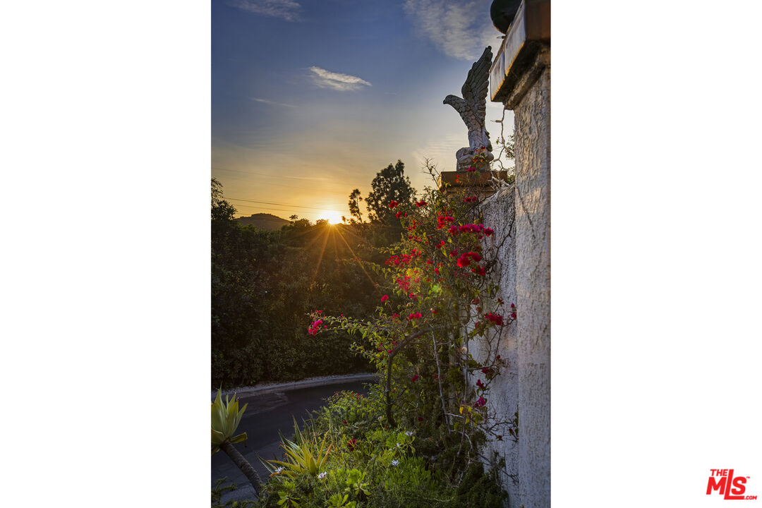 3290 Buckingham Road Glendale, CA 91206 - Photo 12 of 57