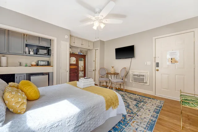 $1,285,000 | 301 East Richardson Avenue, Summerville, SC 29483