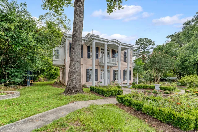$1,285,000 | 301 East Richardson Avenue, Summerville, SC 29483