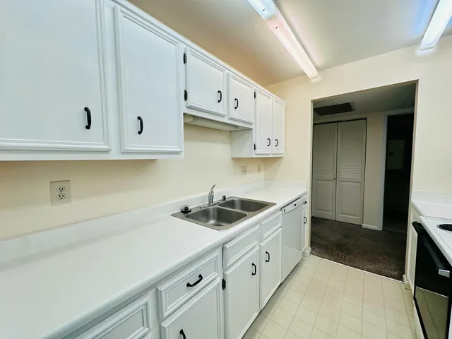 $1,495 | 937 Heritage Court, Unit 206, Mequon, WI 53092