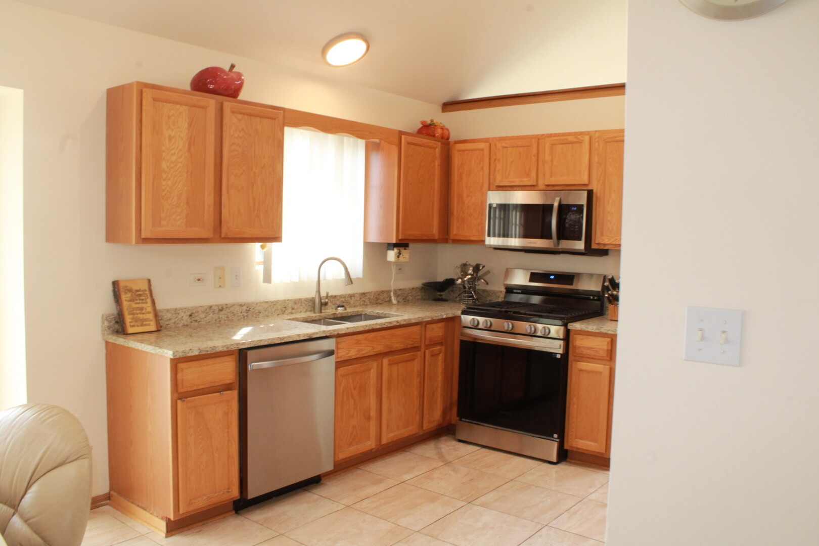 613 Farmview Road University Park, IL 60484 - Photo 5 of 22 a kitchen with a sink stove and microwave