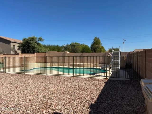 a view of a backyard