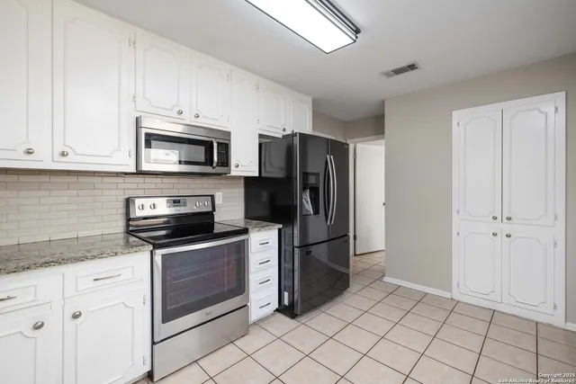 $3,000 | 1267 East Common Street, New Braunfels, TX 78130