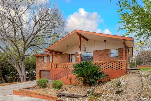 $3,000 | 1267 East Common Street, New Braunfels, TX 78130