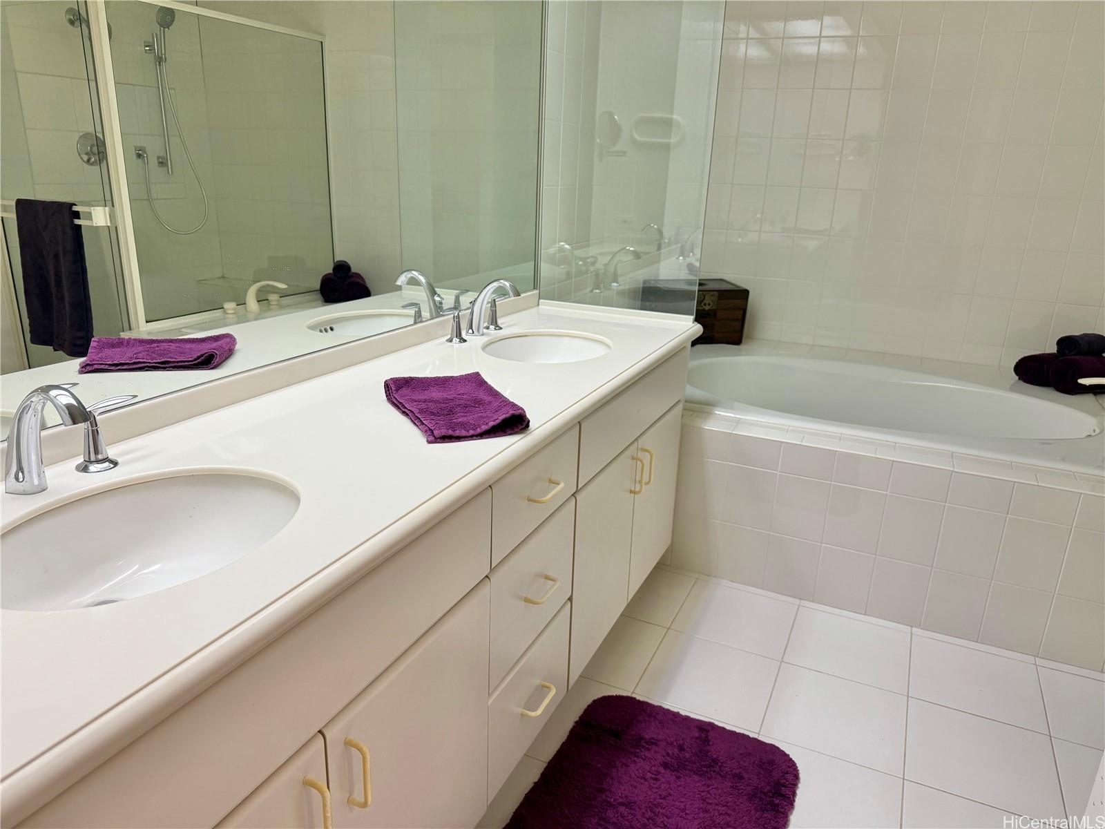 1015 Wilder Avenue, Unit 503 Honolulu, HI 96822 - Photo 14 of 17 Primary bathroom