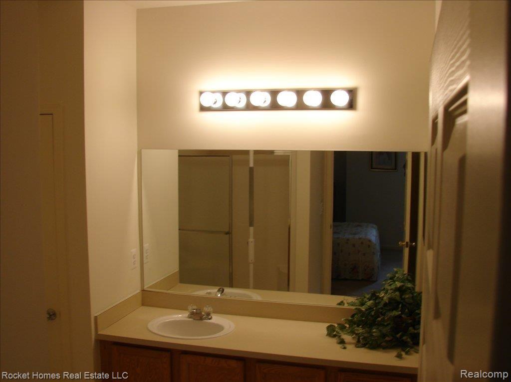11840 Farmington Road Livonia, MI 48150 - Photo 10 of 17 Master bathroom 2