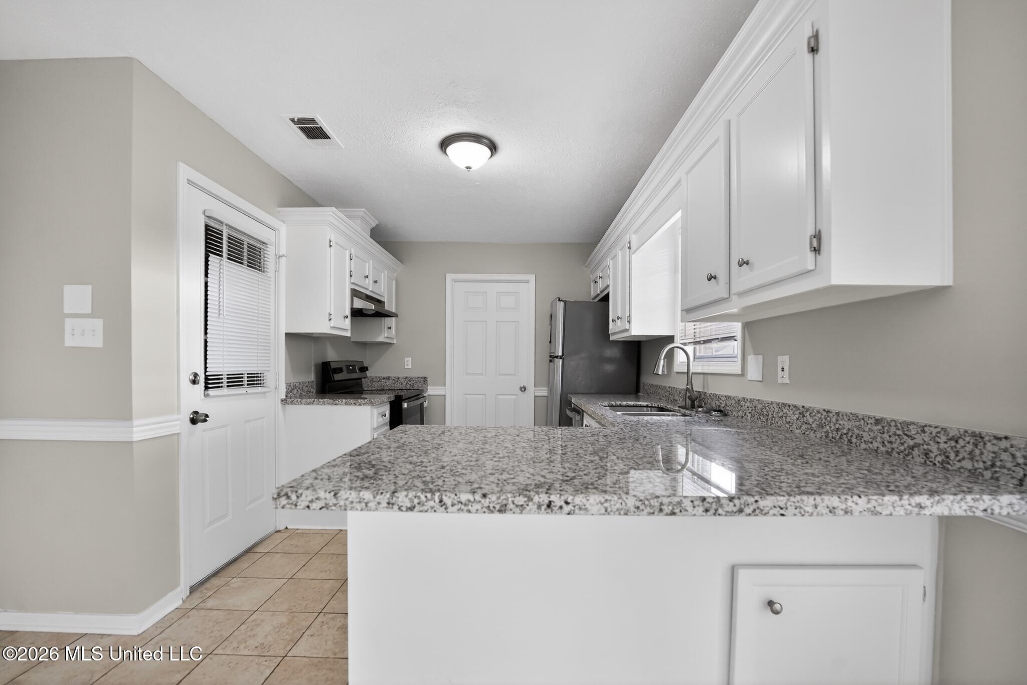 704 Dunleith Lane Ridgeland, MS 39157 - Photo 5 of 15 11_704_Dunleith_Ln-Kitchen-7626