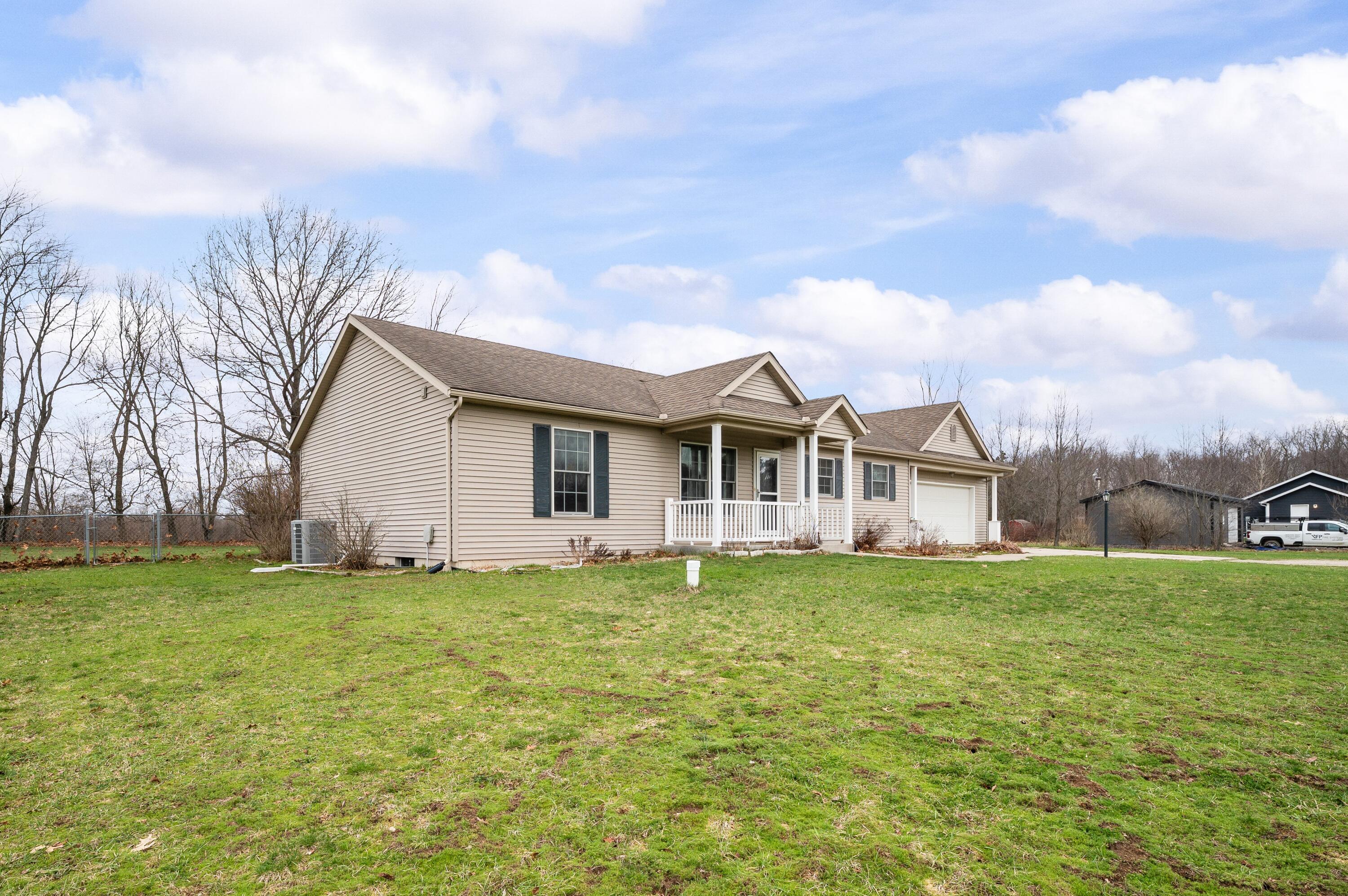 1540 Dodd Road Niles, MI 49120 - Photo 2 of 59 Side of house