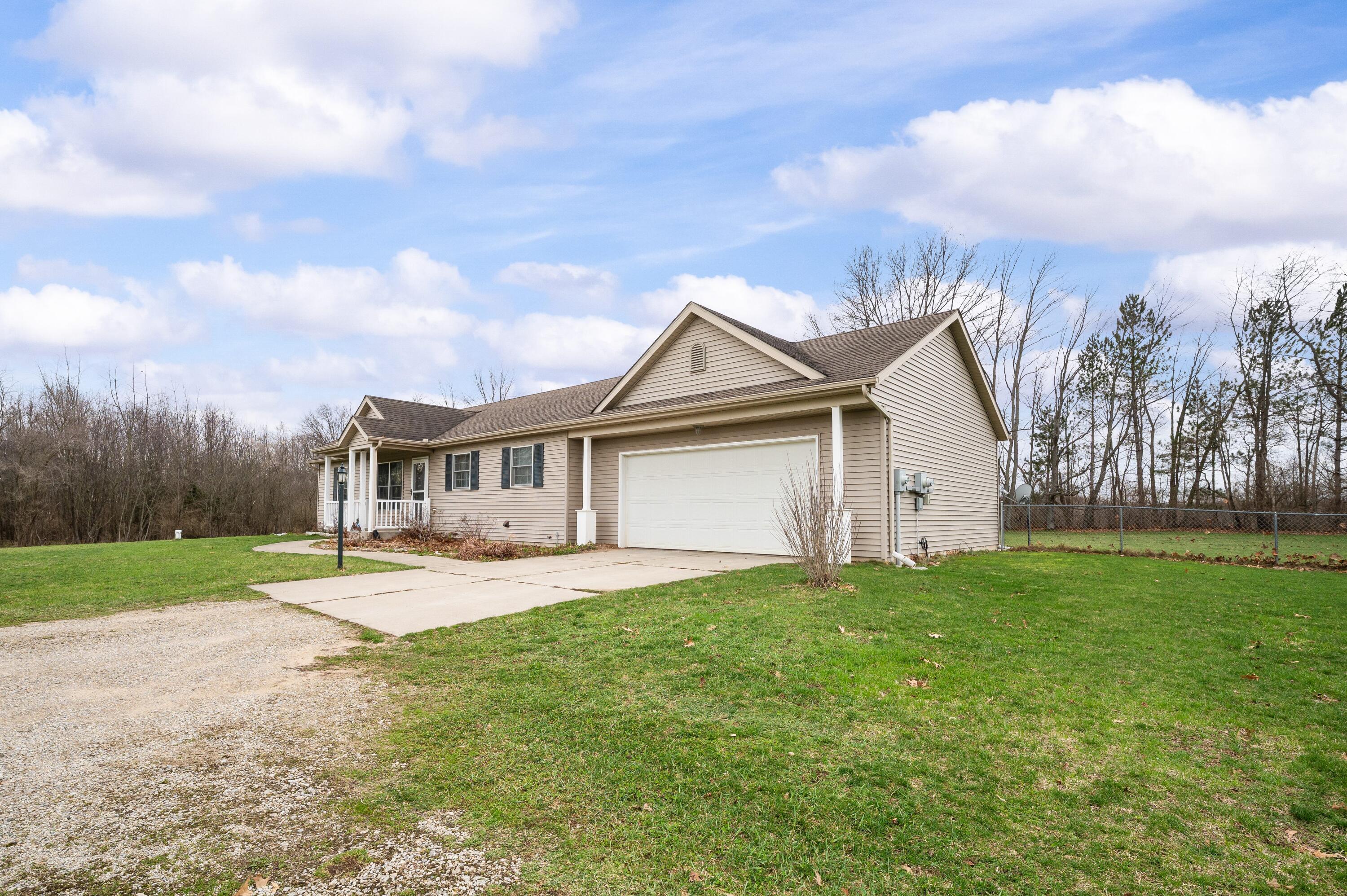 1540 Dodd Road Niles, MI 49120 - Photo 3 of 59 Side of House