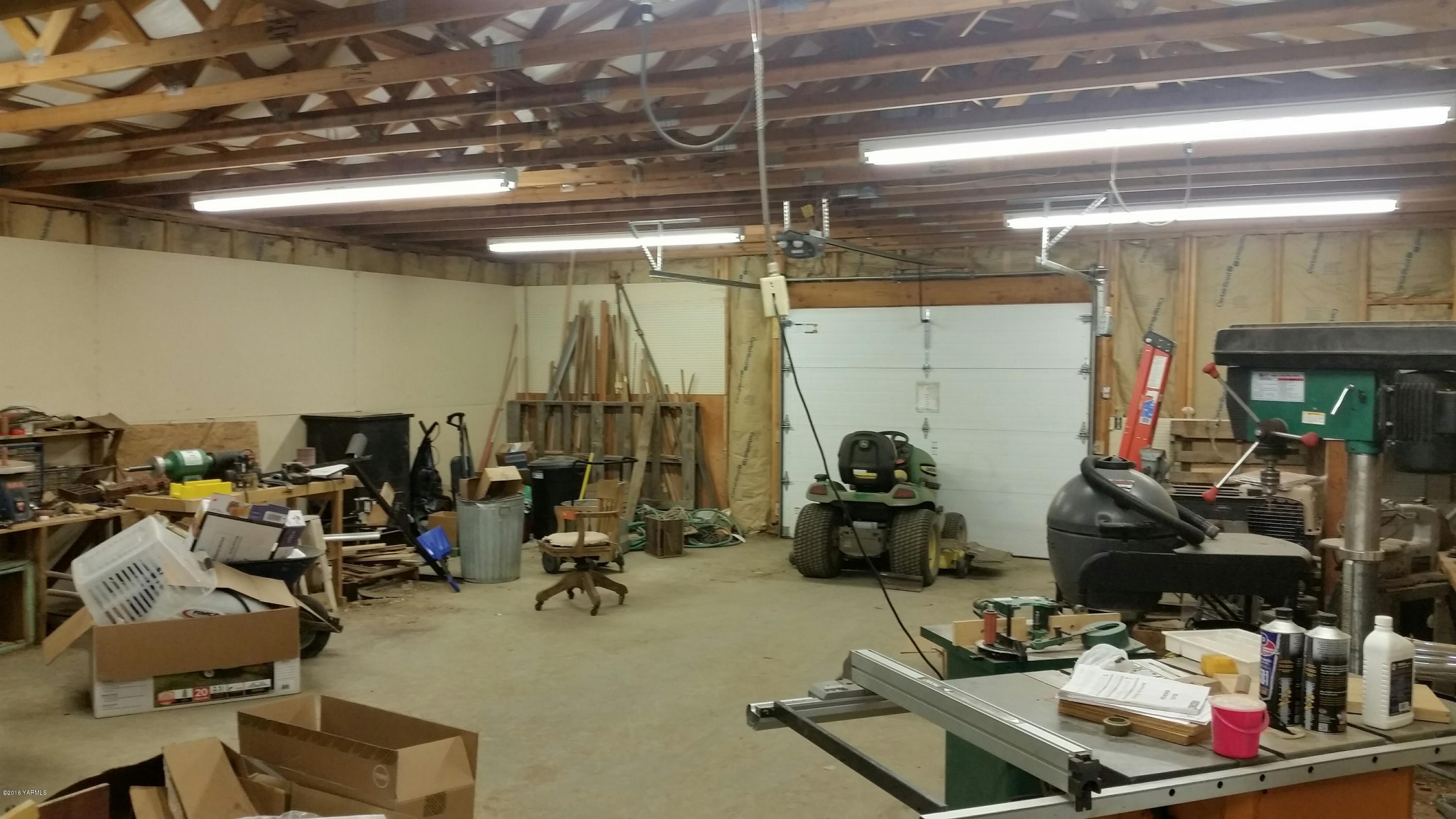 4991 Harrah Road Wapato, WA 98951 - Photo 6 of 9 a room with gym equipment and mirror