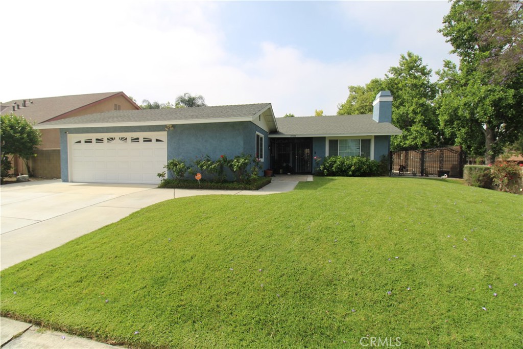 a view of a house with a yard and garage