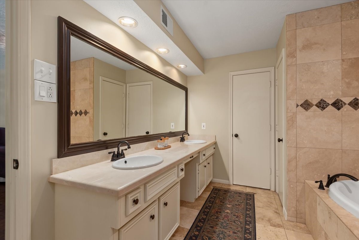 10 Cape Chestnut Drive Spring, TX 77381 - Photo 12 of 39