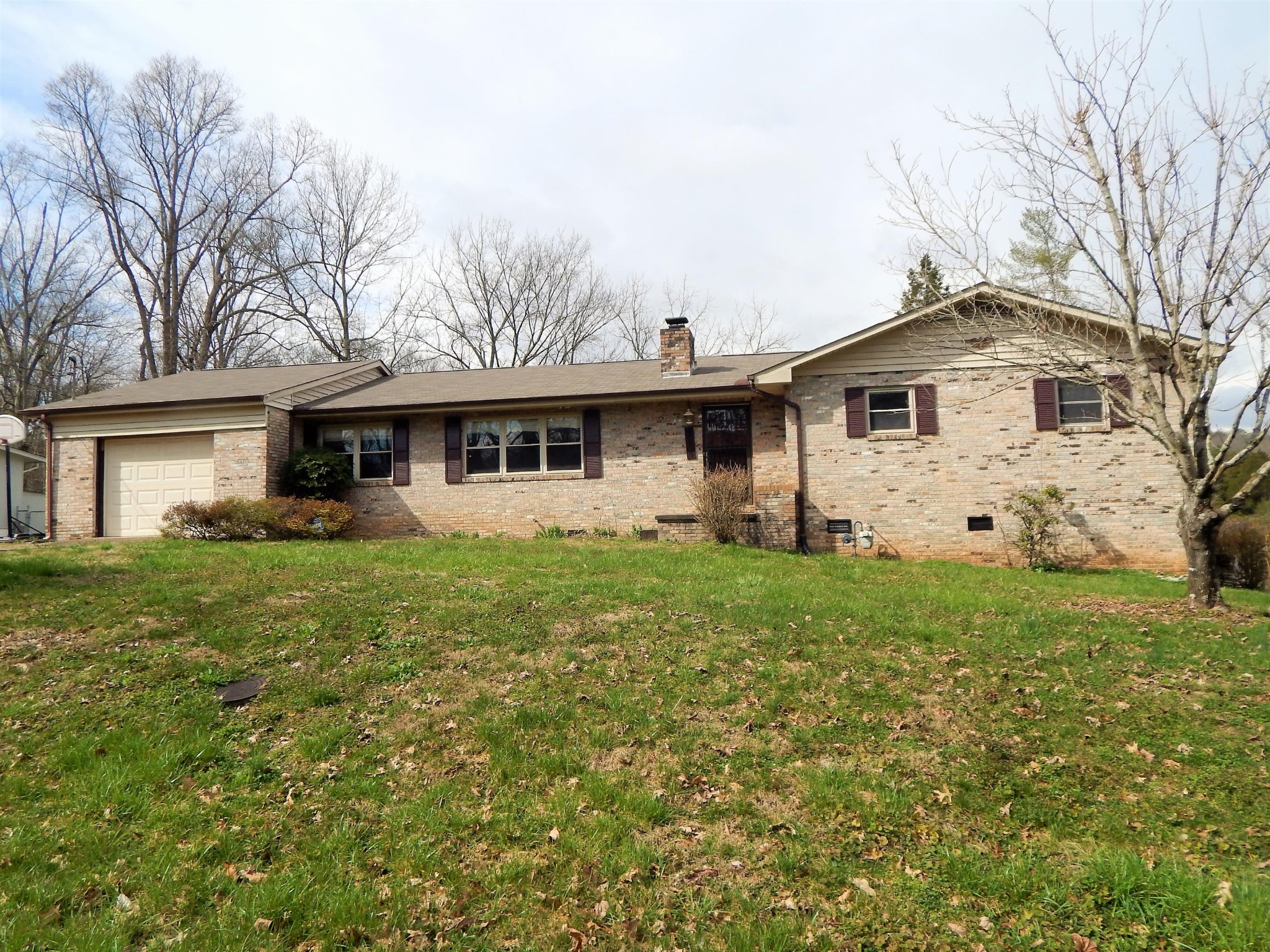 518 Gibbs Ferry Road Clinton, TN 37716 - Photo 1 of 25 a front view of a house with a garden