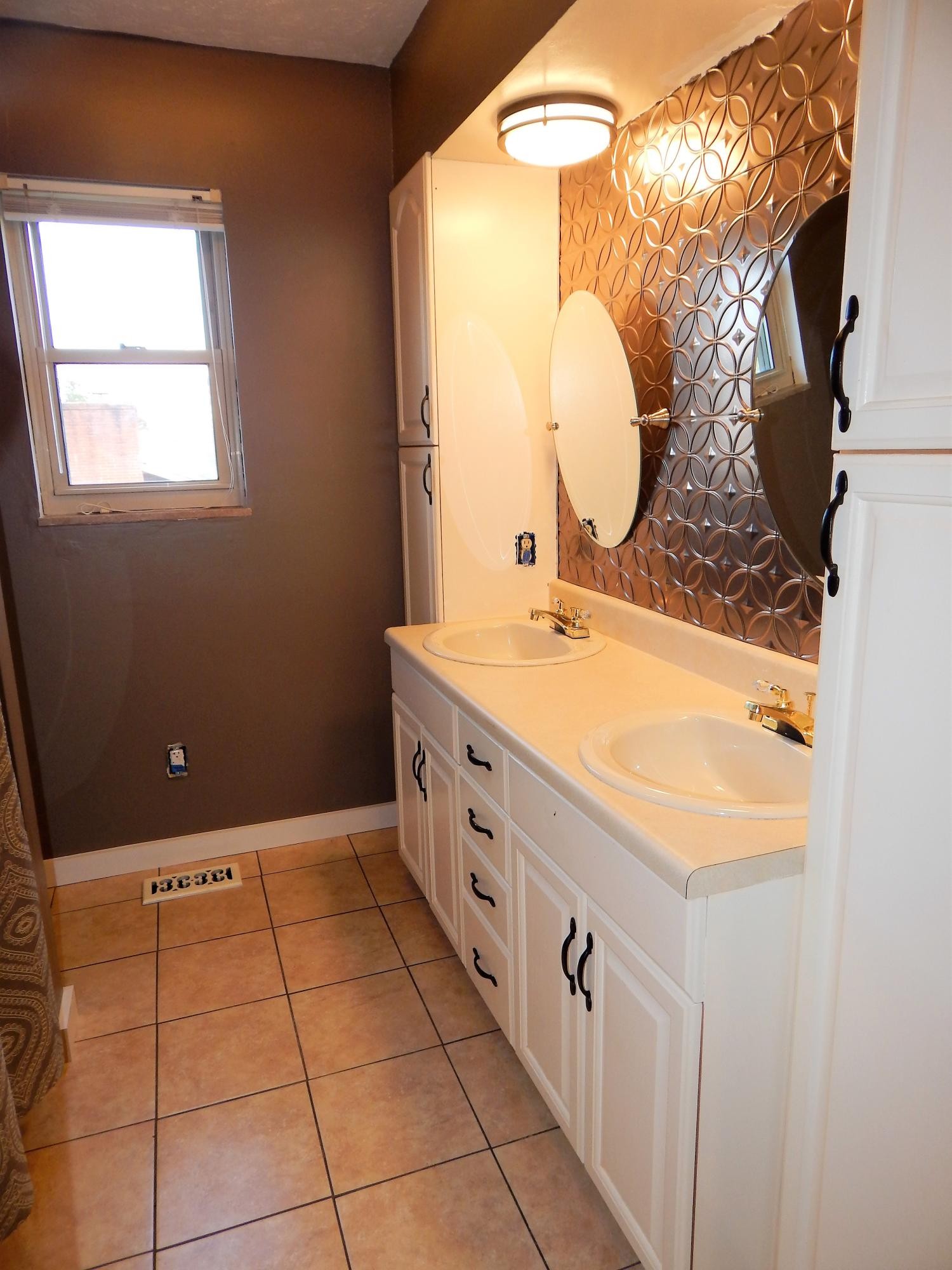 518 Gibbs Ferry Road Clinton, TN 37716 - Photo 12 of 25 a bathroom with a sink vanity and a mirror
