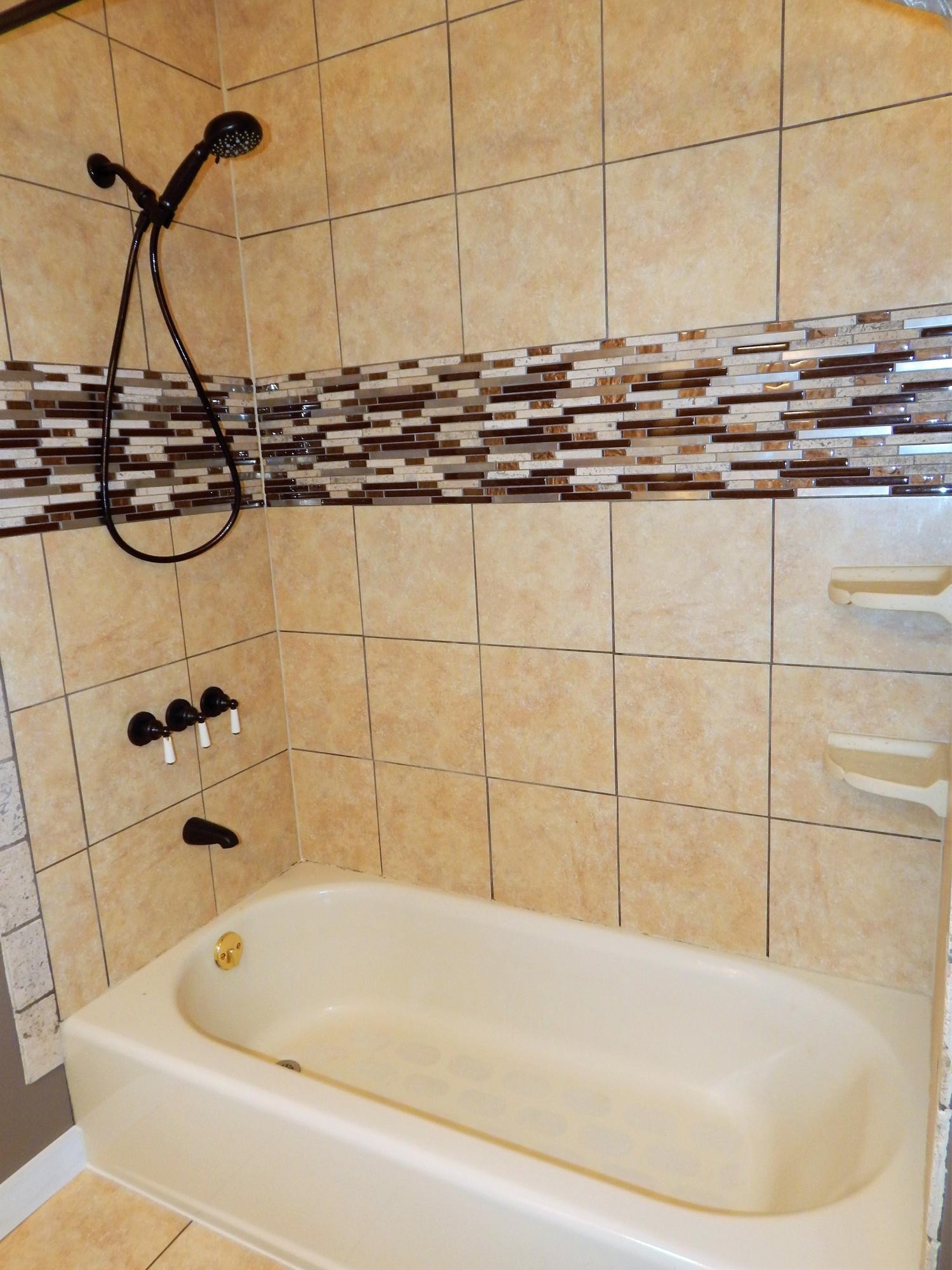 518 Gibbs Ferry Road Clinton, TN 37716 - Photo 14 of 25 a bathroom with a bathtub and shower