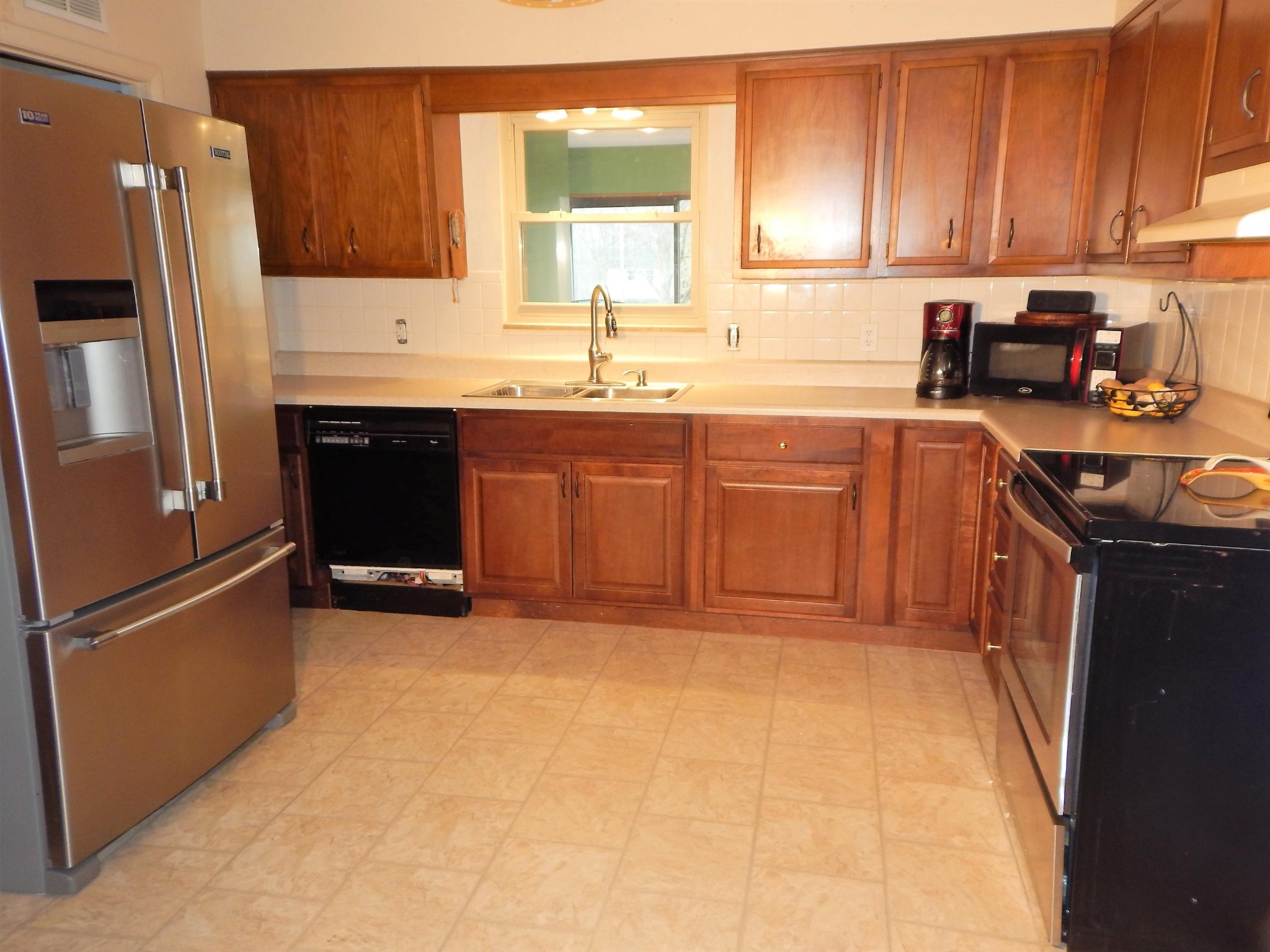 518 Gibbs Ferry Road Clinton, TN 37716 - Photo 5 of 25 a kitchen with granite countertop a refrigerator sink and cabinets