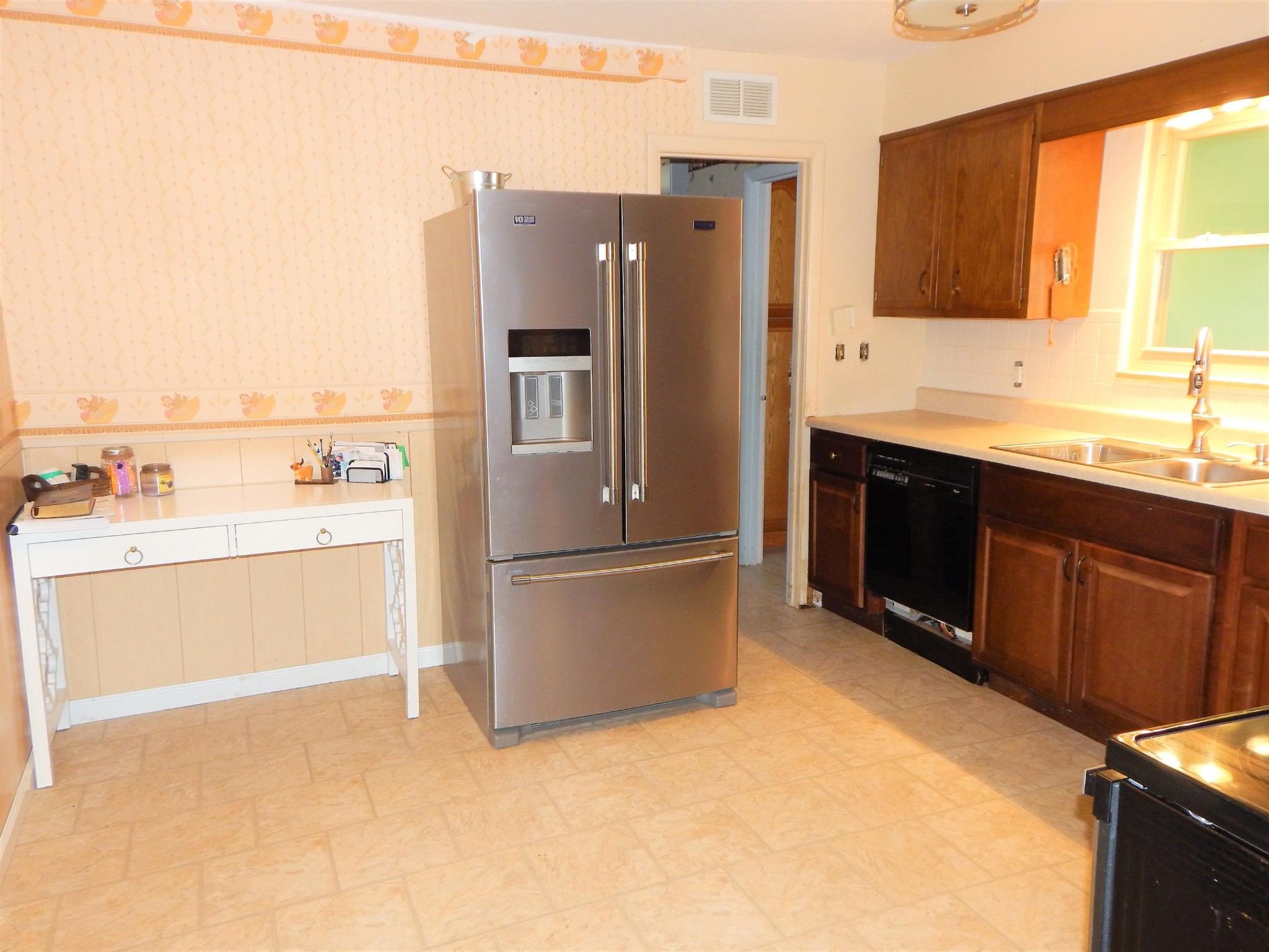 518 Gibbs Ferry Road Clinton, TN 37716 - Photo 6 of 25 a kitchen with stainless steel appliances a refrigerator sink and cabinets