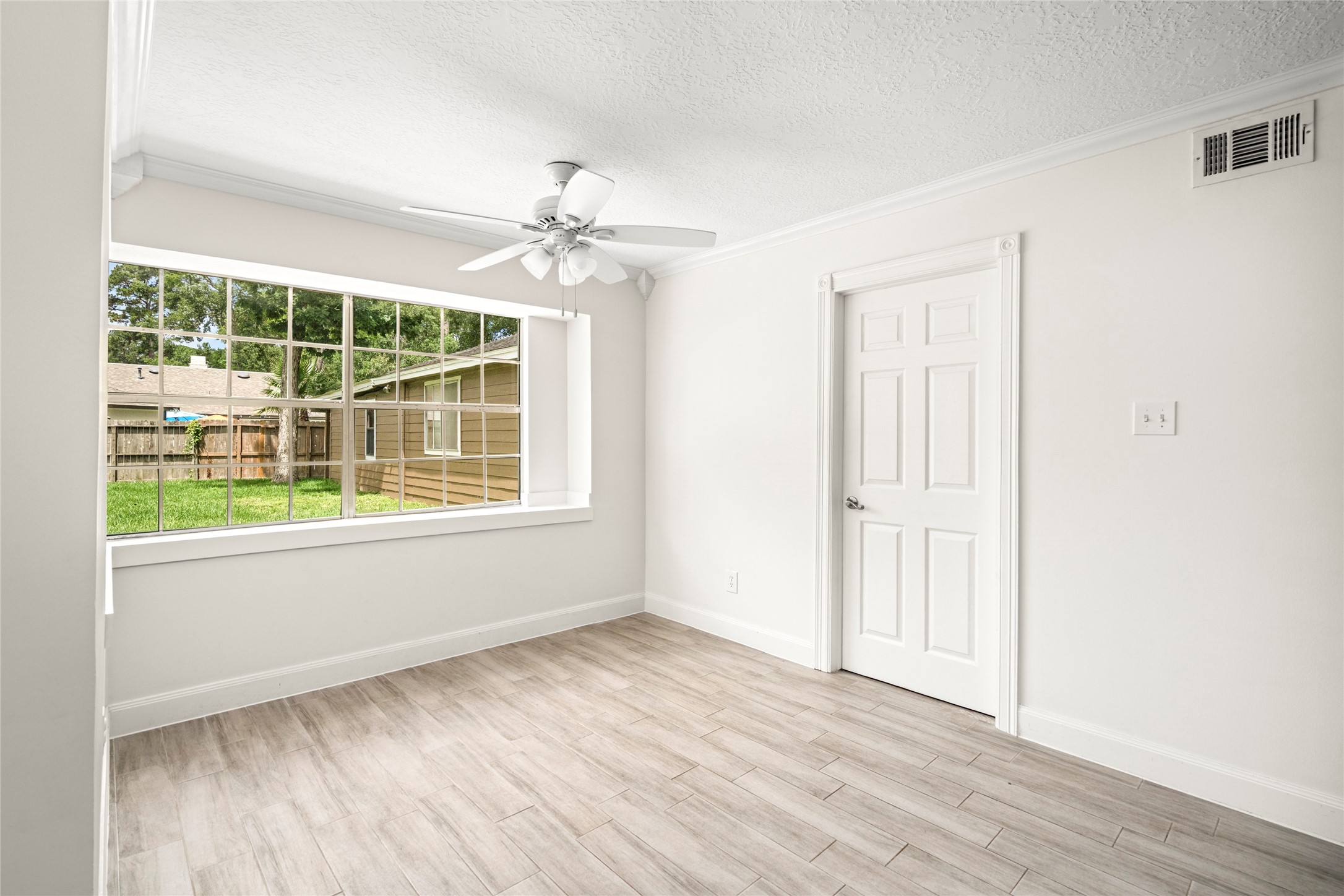 560 Landfall Lane Conroe, TX 77302 - Photo 17 of 41 Breakfast room shown without staging furniture.