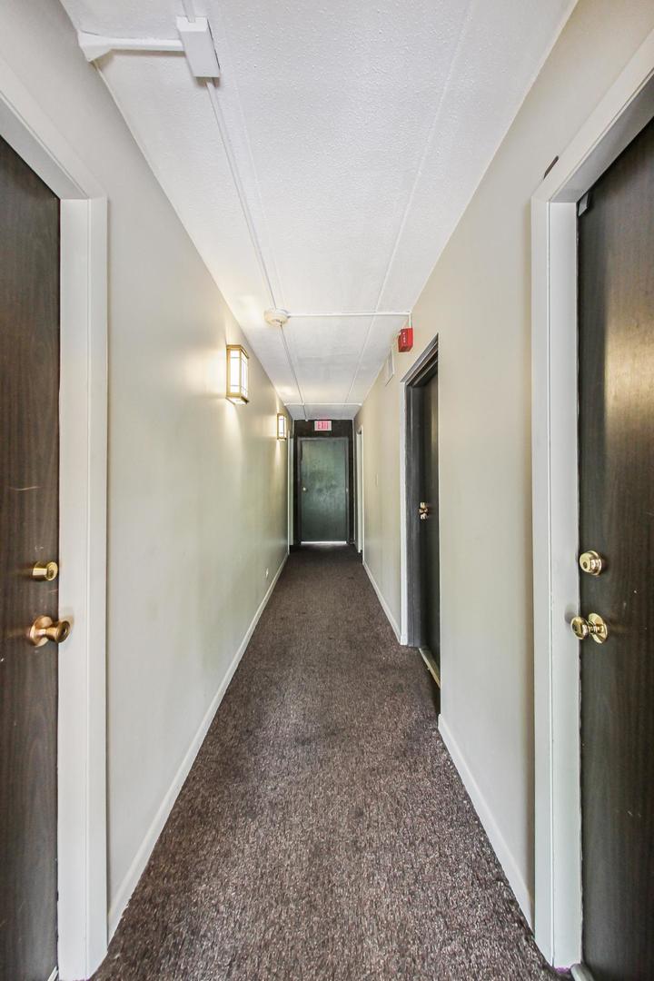 550 Timber Ridge Drive, Unit 304 Carol Stream, IL 60188 - Photo 4 of 22 a view of a hallway