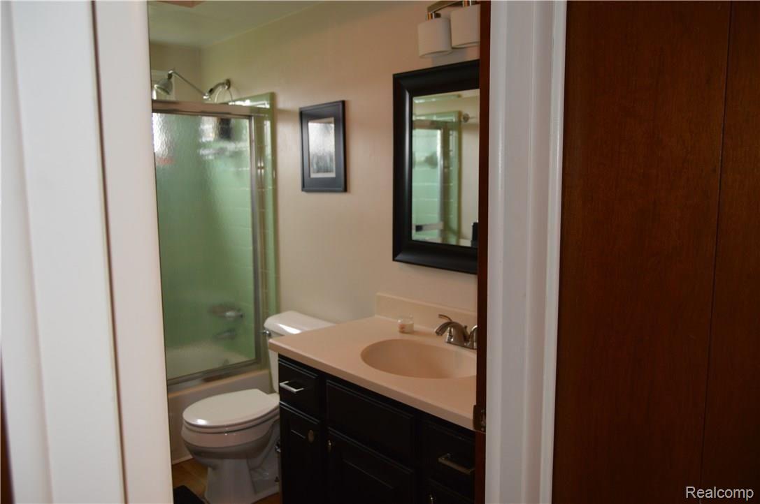 26295 South River Road Harrison Township, MI 48045 - Photo 12 of 26 26295SoRiverRdKaren (25).JPG