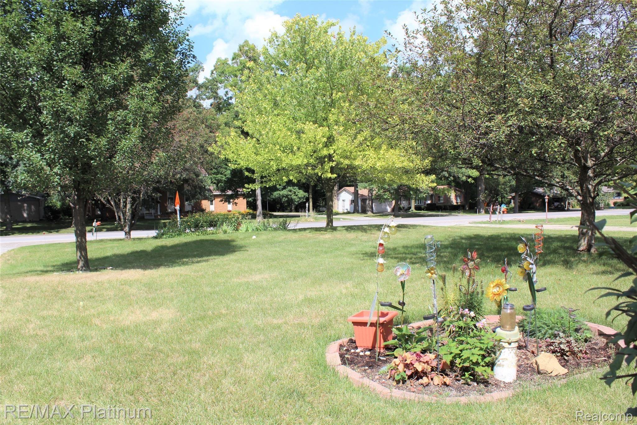 2414 Pollock Road Grand Blanc, MI 48439 - Photo 27 of 30 Front Yard