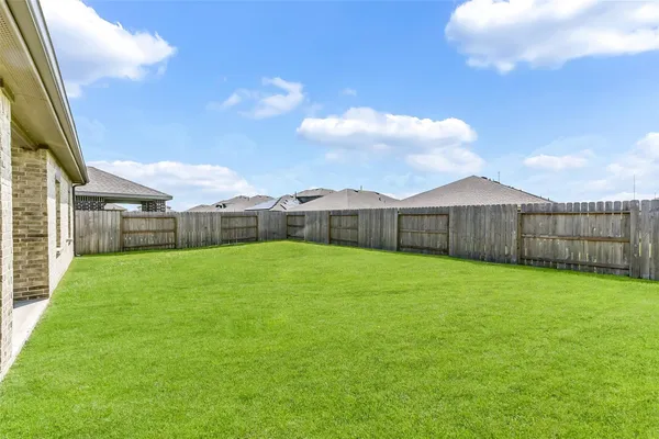a view of an house with backyard and a garden