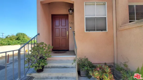 $3,450 | 7320 Balboa Boulevard, Unit 123, Van Nuys, CA 91406
