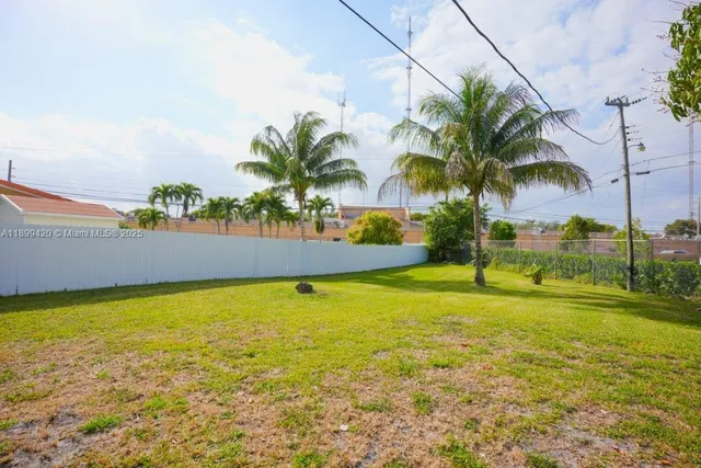 a view of a house with backyard and garden
