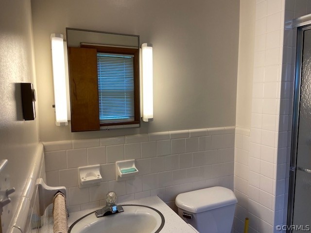 11370 Hanover Courthouse Road Hanover, VA 23069 - Photo 27 of 37 a bathroom with a toilet a sink and mirror