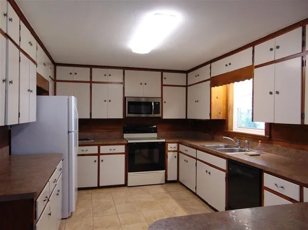 $2,400 | 504 North Chaparral, Burnet, TX 78611