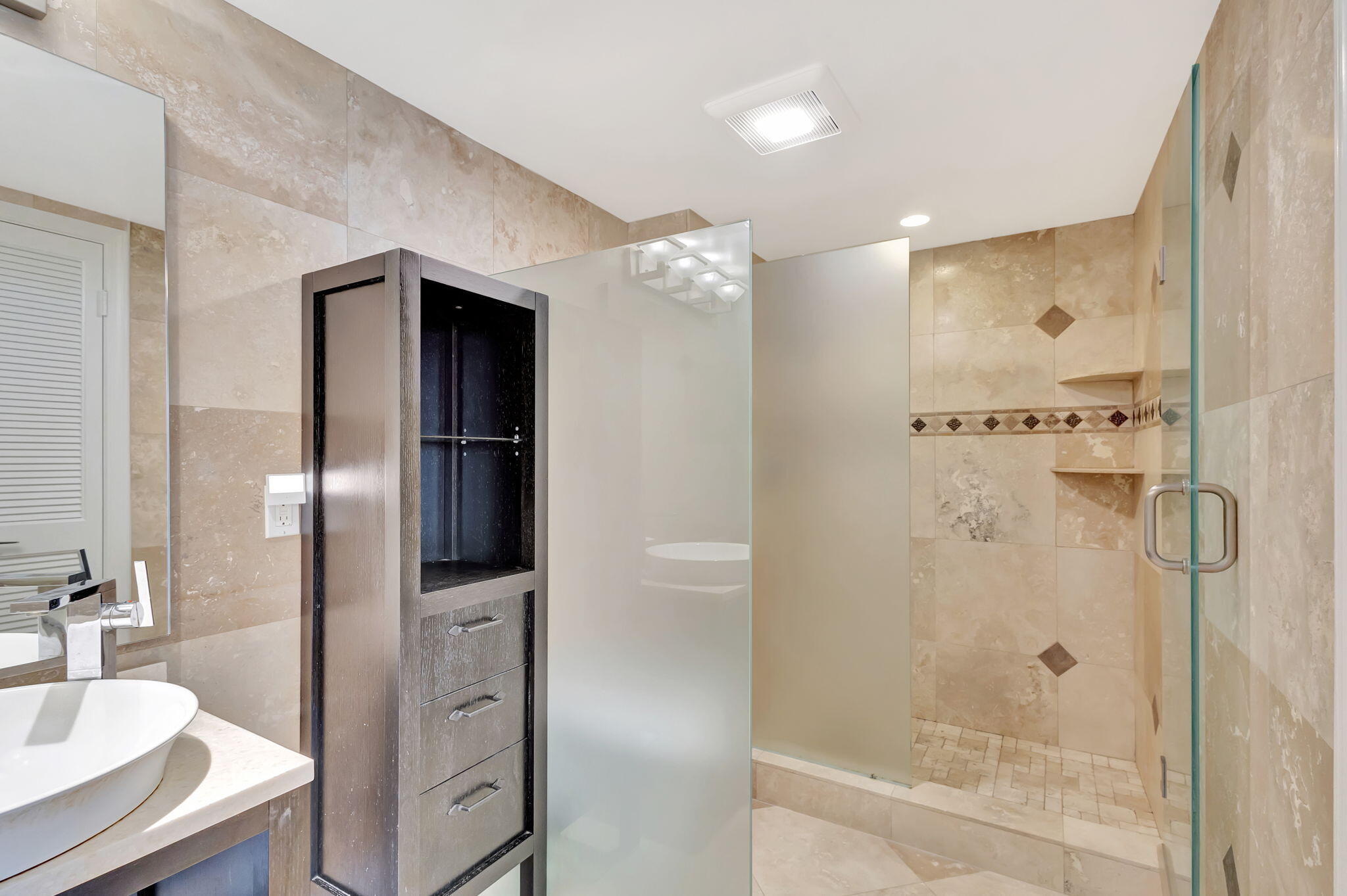 400 South Beach Road, Unit 103 Tequesta, FL 33469 - Photo 25 of 61 Guest Suite Bath